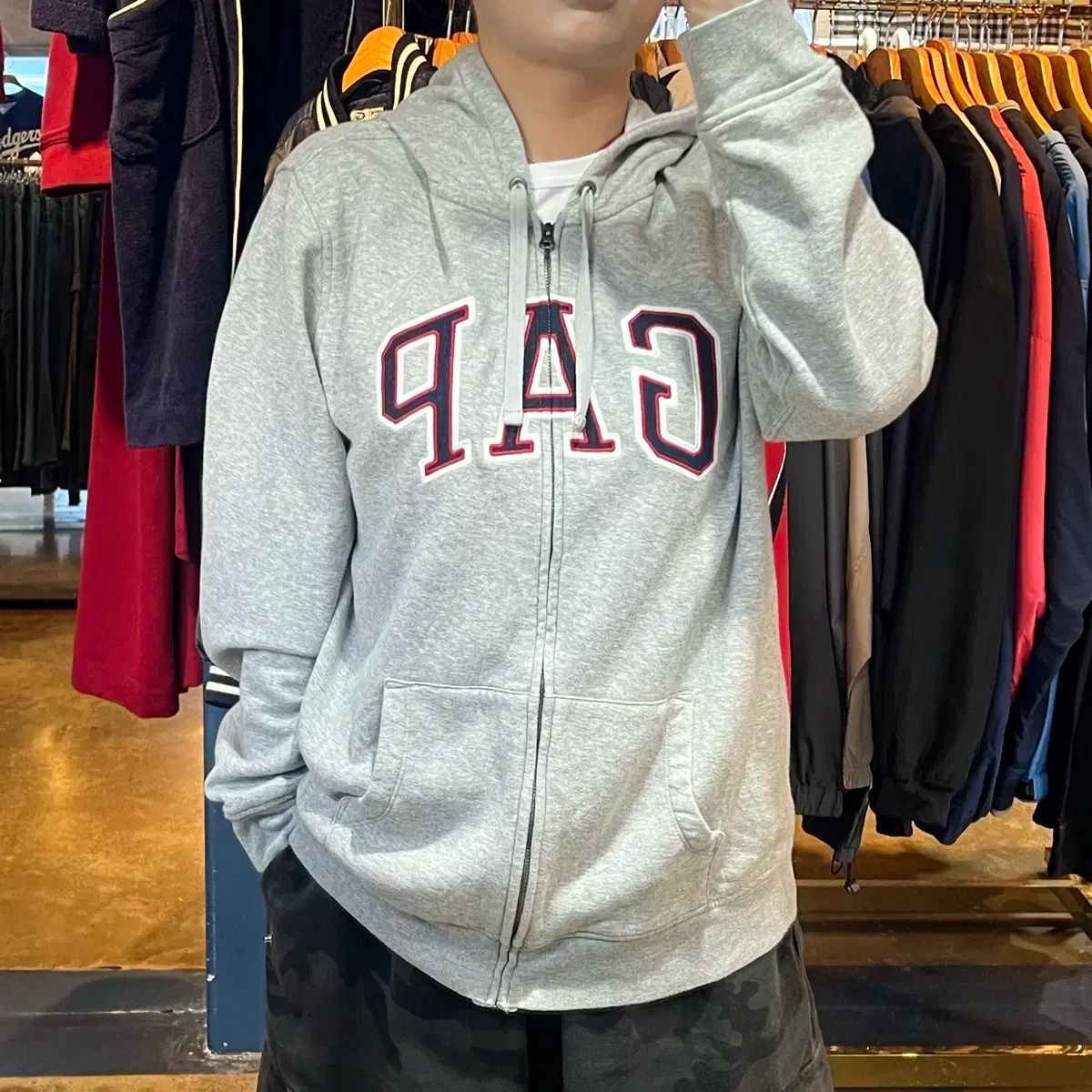 Gap ビックロゴ グレー ジップアップパーカー フード付き - メルカリ