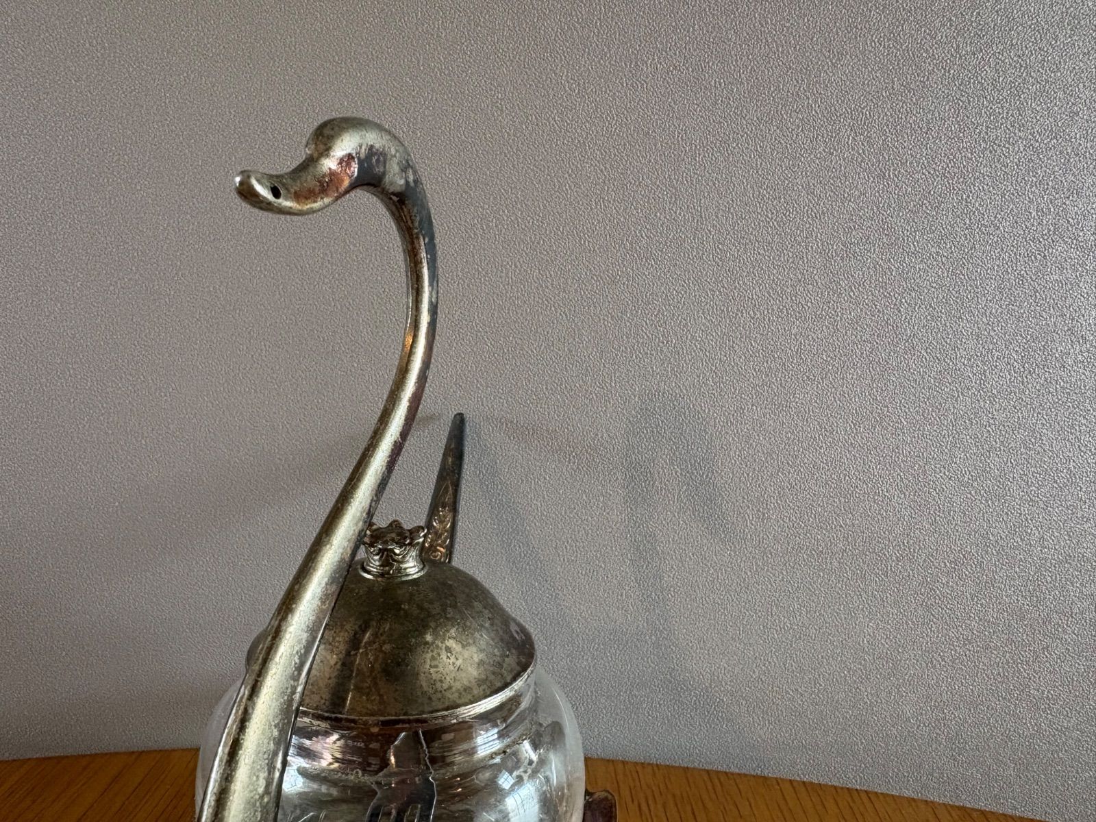 ヨーロッパの古い白鳥の形をしたシュガーポット