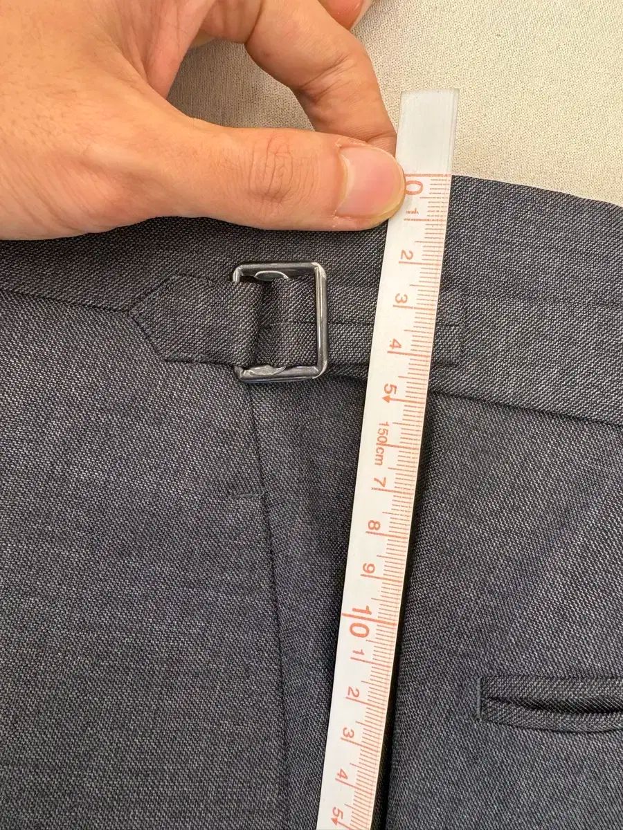 グレー