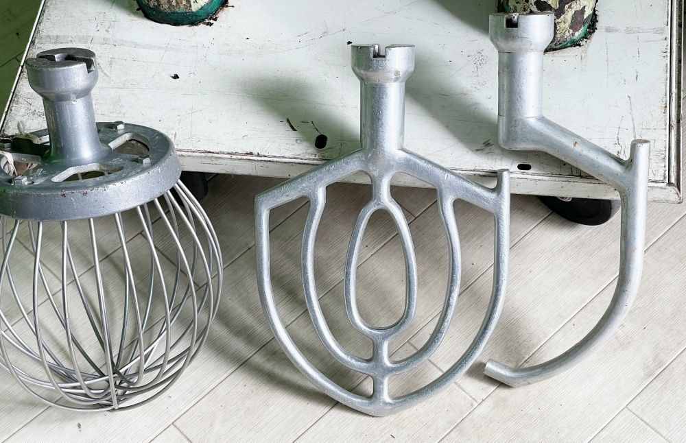 (動作良好！)　カントーミキサー　CS型20E 　釜２個+ホイッパー ドゥフック ビーター ３種類付き　■C-1463 動作良好！) カントーミキサー CS型20E 釜2個+ホイッパー ドゥフック