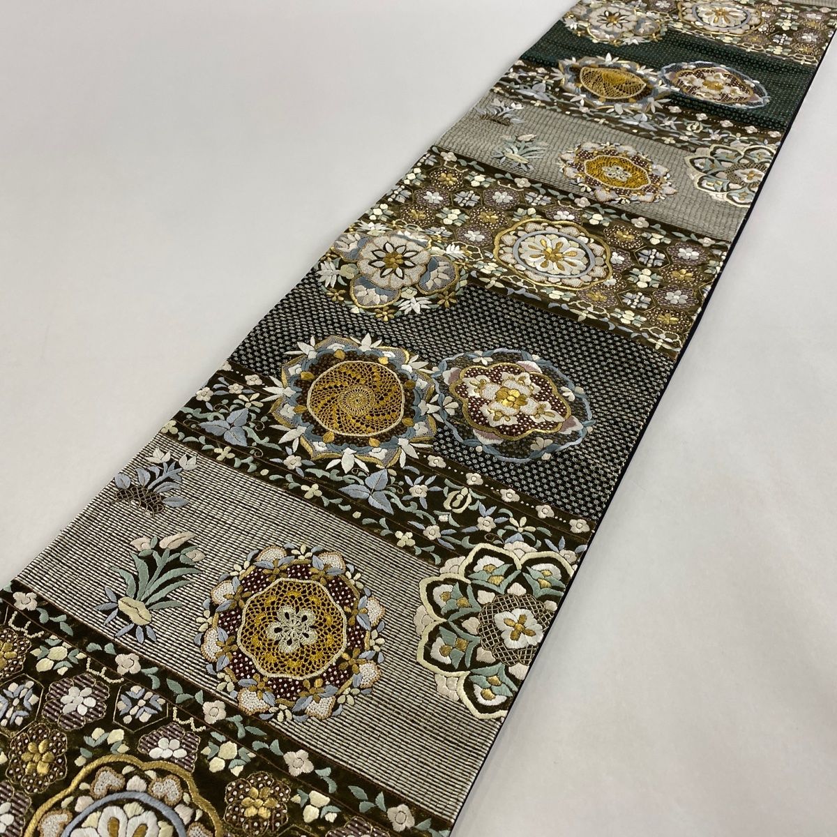 袋帯 美品 逸品 華文 草花 金糸 刺繍 緑 六通 正絹 【中古 