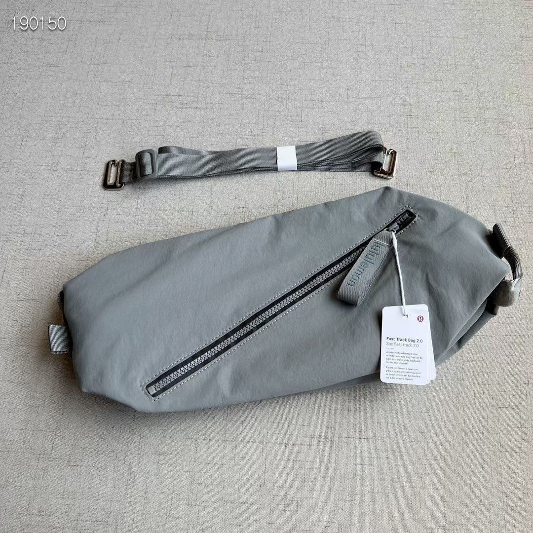 新品　lululemon ルルレモン ボディーバッグ　斜め掛け　ワンショルダーバッグ　グレー