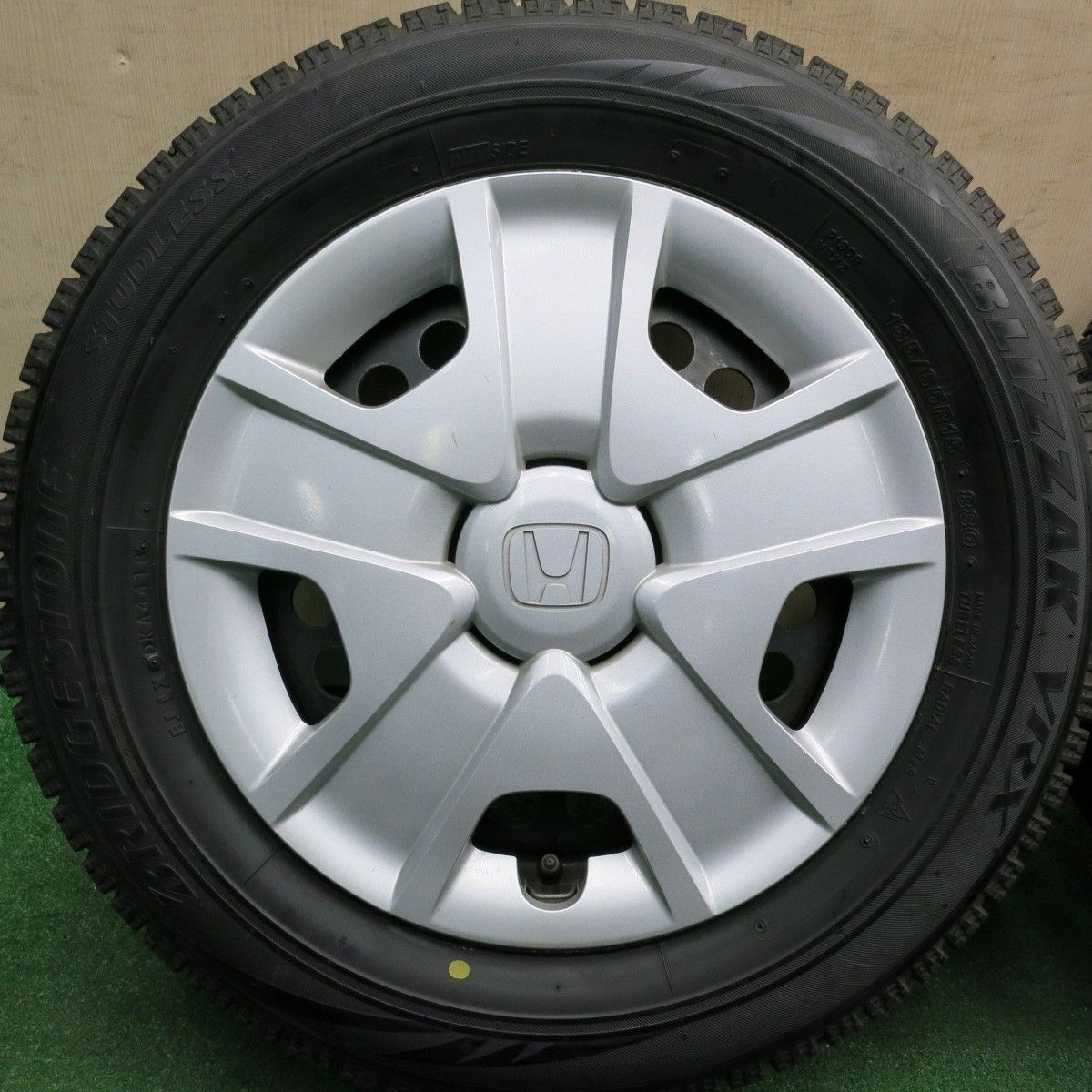 *送料無料* バリ溝！9.5分★ホンダ フィット 純正 スチール 185/65R15 スタッドレス ブリヂストン ブリザック VRX 15インチ PCD100/4H★4051709HAス