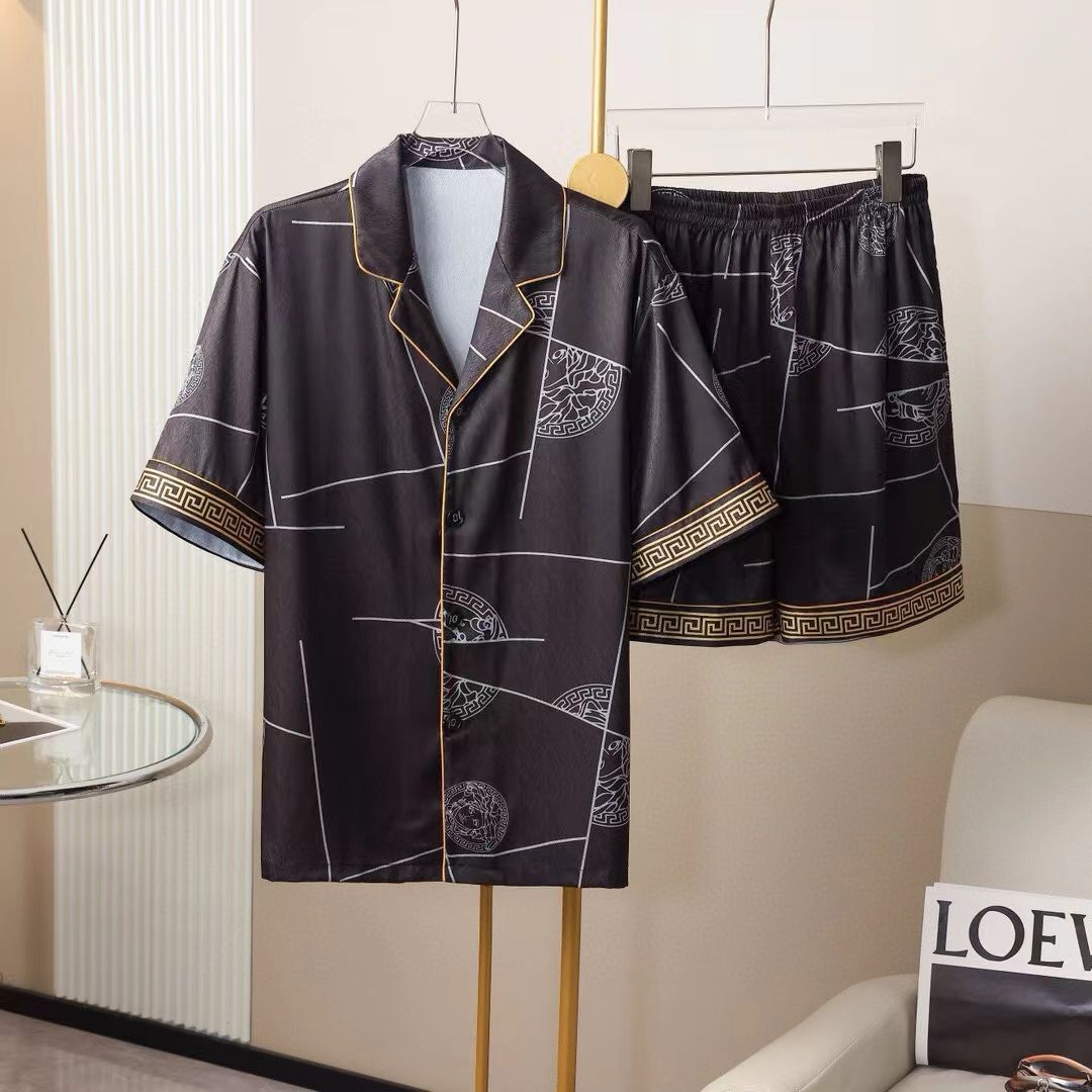 これは Versace ヴェルサーチ のクラシックなヘッドデザインを備えたハイエンドな のメンズパジャマセット ショートパンツとショートスリーブ です 輸入のシルクサテン生地を使用しており 内側には包み縁が施されています-WTO輸入1