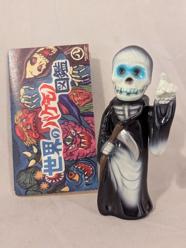 丸八玩具 世界のバケモノ図鑑 死神 紫成型 丸八玩具 世界のバケモノ図鑑 死神 黒成型 - メルカリ