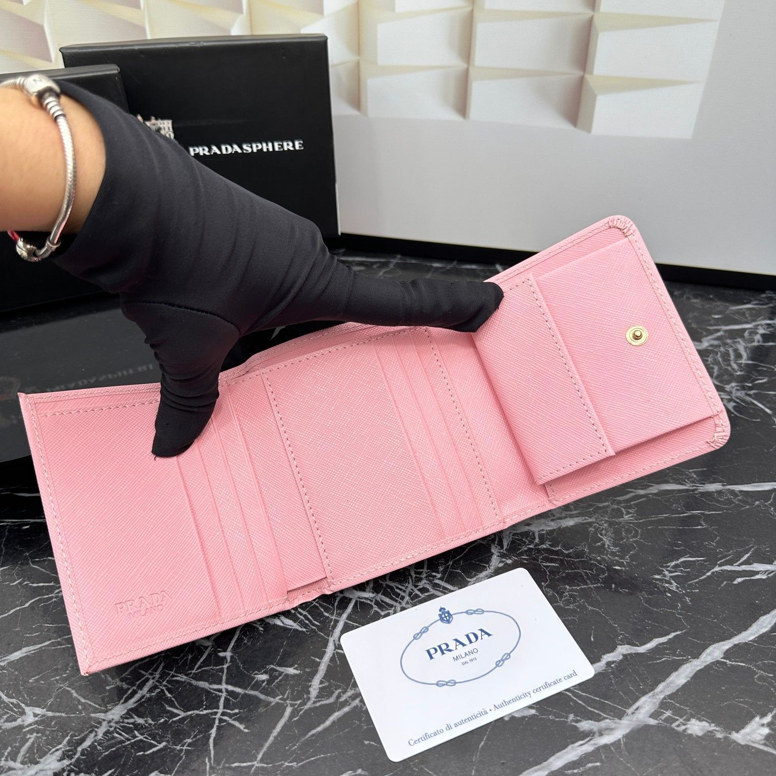 新品未使用 プラダ（Prada）三つ折り財布 ピンク - メルカリ