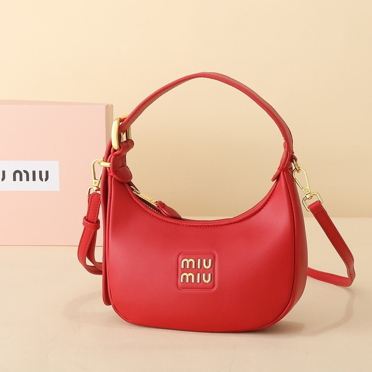 ミュウミュウmiumiu脇バッグです レッド - メルカリ 