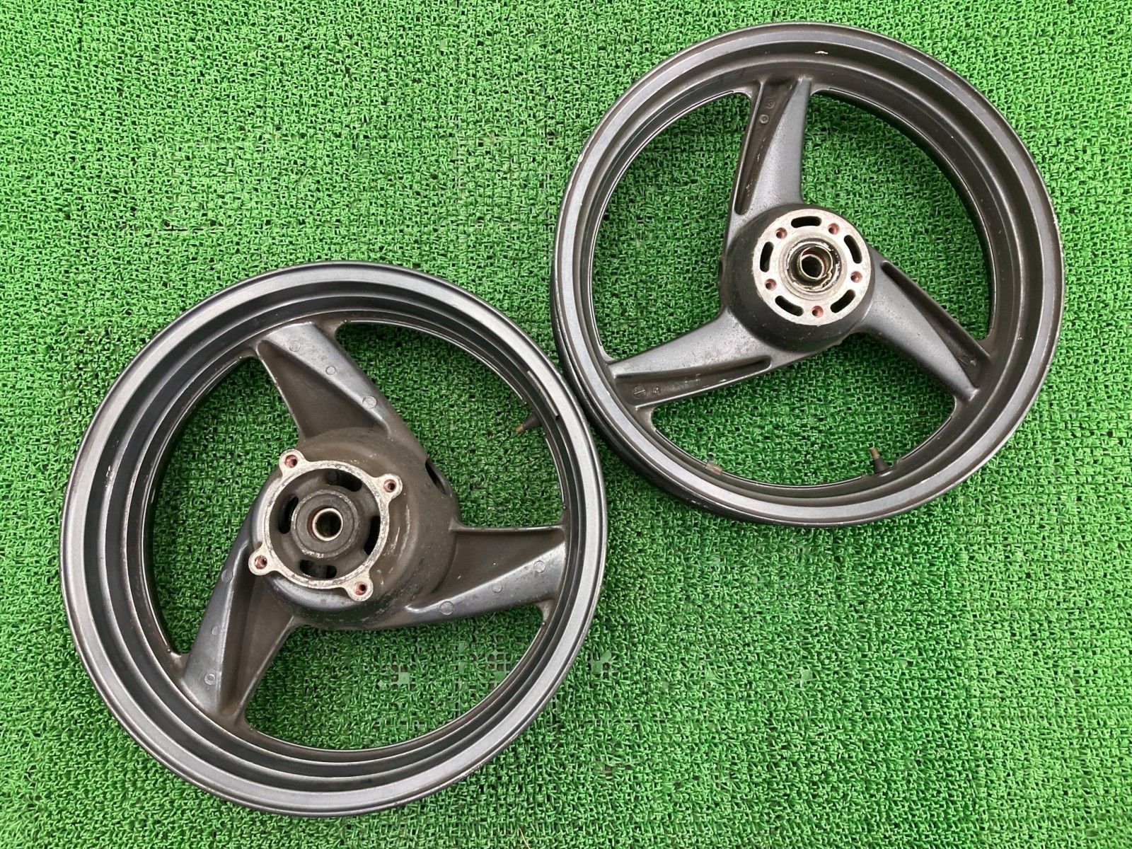ZZ-R400 ホイール 前後 ガンM F-1301/R-1302 カワサキ 純正 ZX400N F-1301 R-1302 ノーマル17インチキャスト セット 【中古】 23 ZZ-R400 ホイール 前後 ガンM F-1301/R-1302 カワサキ 純正 バイク