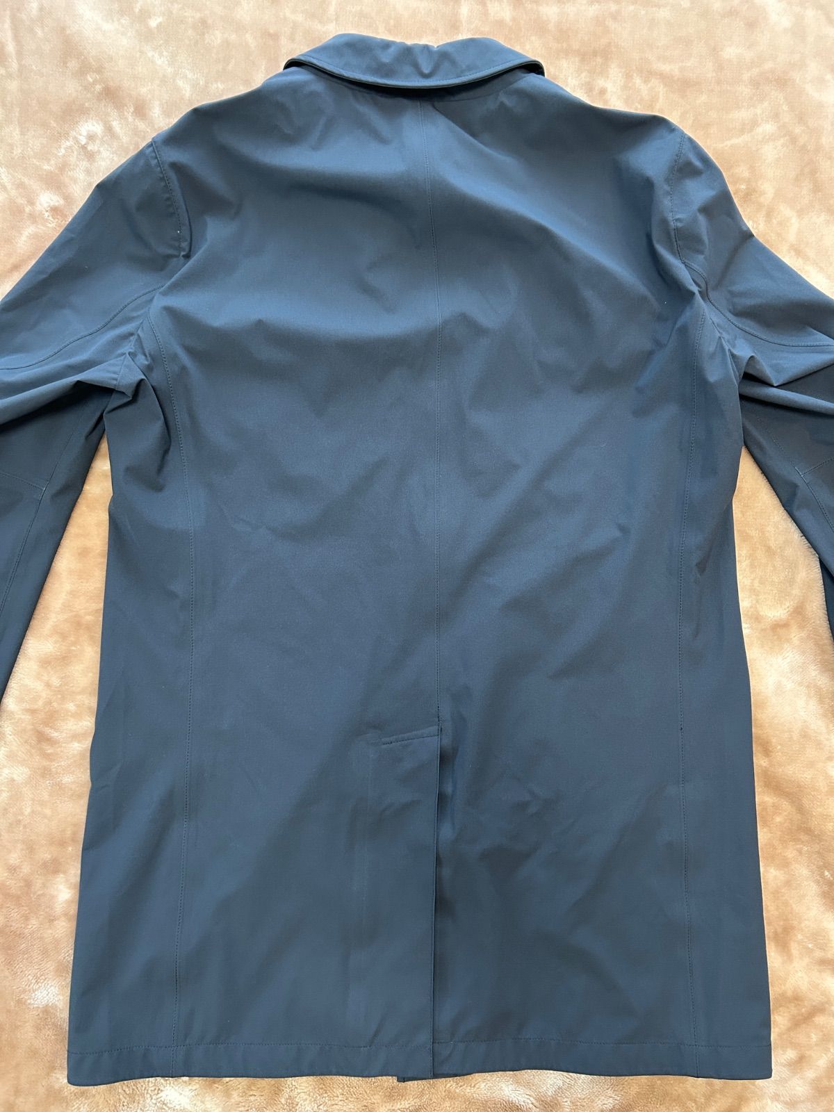 美品Herno® ヘルノメンズコート ナイロンコート ステインカラーコート ジャケット cort アウター 冬服 秋服 春服 薄手コートNAVYネイビー紺色系サイズ48 肩幅43身幅51袖丈65着丈79製品タグ類 ボタン×4 美品Herno® ヘルノメンズコート ナイロンコート ステインカラーコート