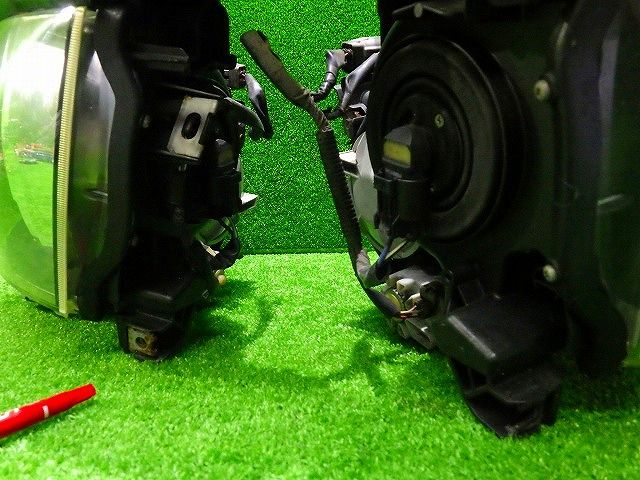 トヨタ純正　ZRR70/75 ヴォクシー　後期　ヘッドライト左右バラスト付 70ヴォクシー ヘッドライト 左右 HID ZRR70/75 前期 28-203 V8