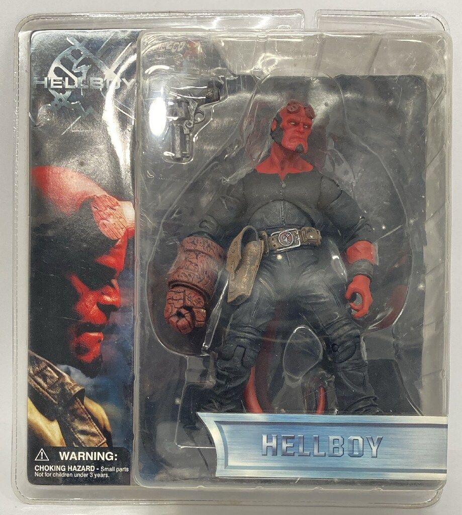 MEZCO (ACTION FIGURE) HELLBOY (口閉じ / 黒服) - メルカリ