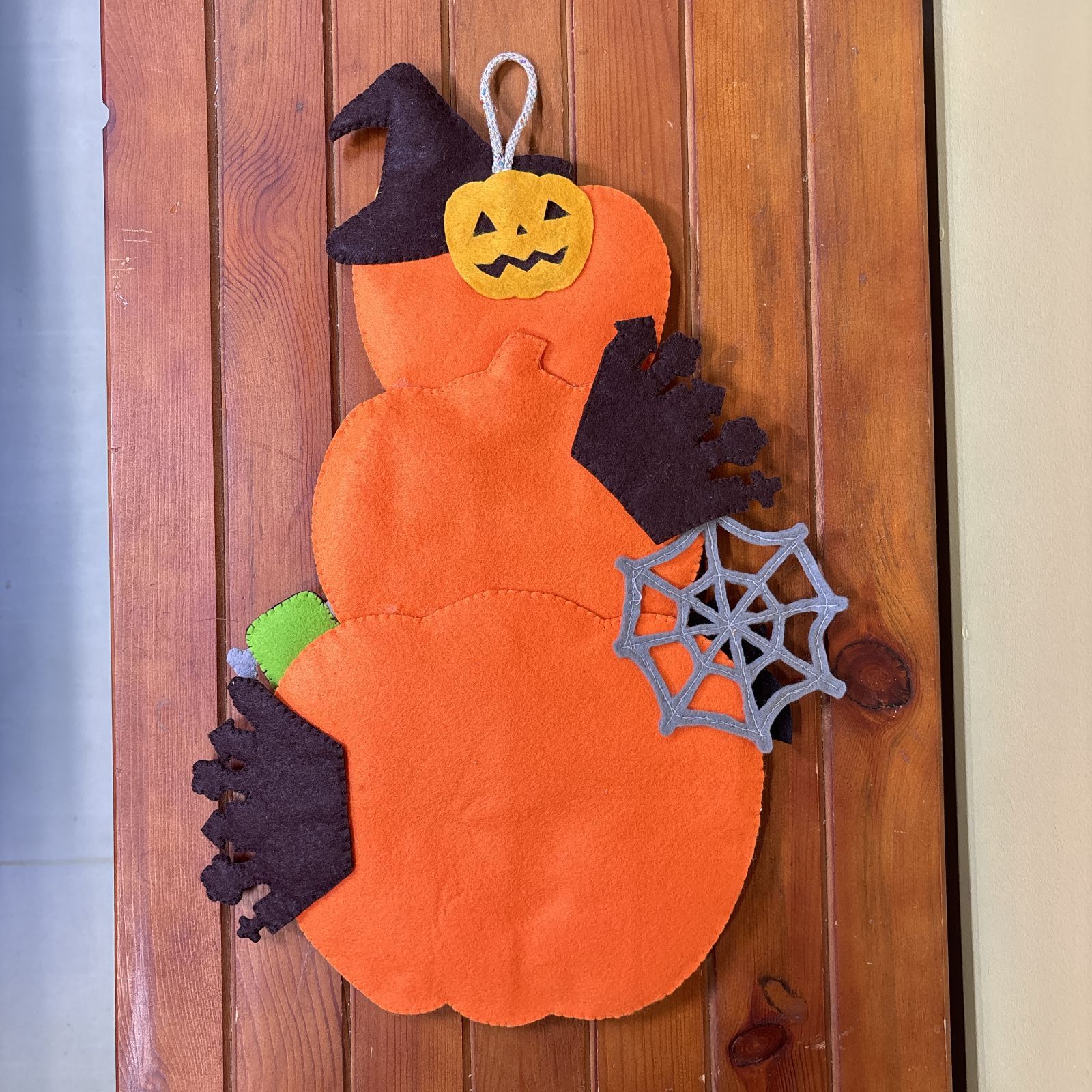 フェルト壁掛け リース ハロウィン HAPPY HALLOWEEN - メルカリ