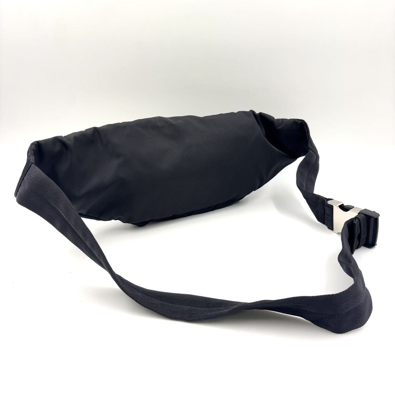 PRADA 三角ロゴ ナイロン ブラック ボディバッグ シルバー 2VL005