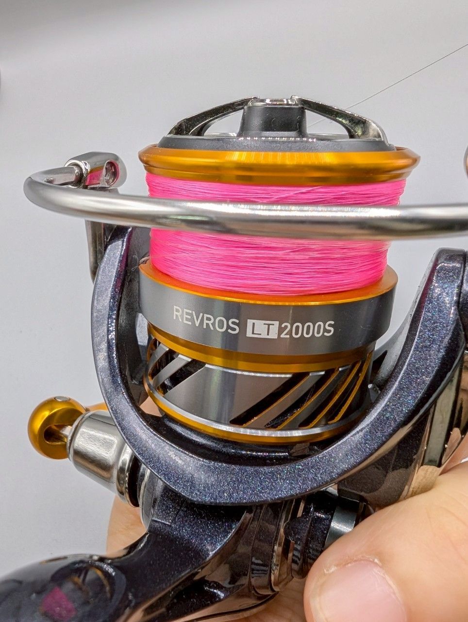 ダイワ DAIWA REVROS LT 2000S スピニングリール ピンクライン付き