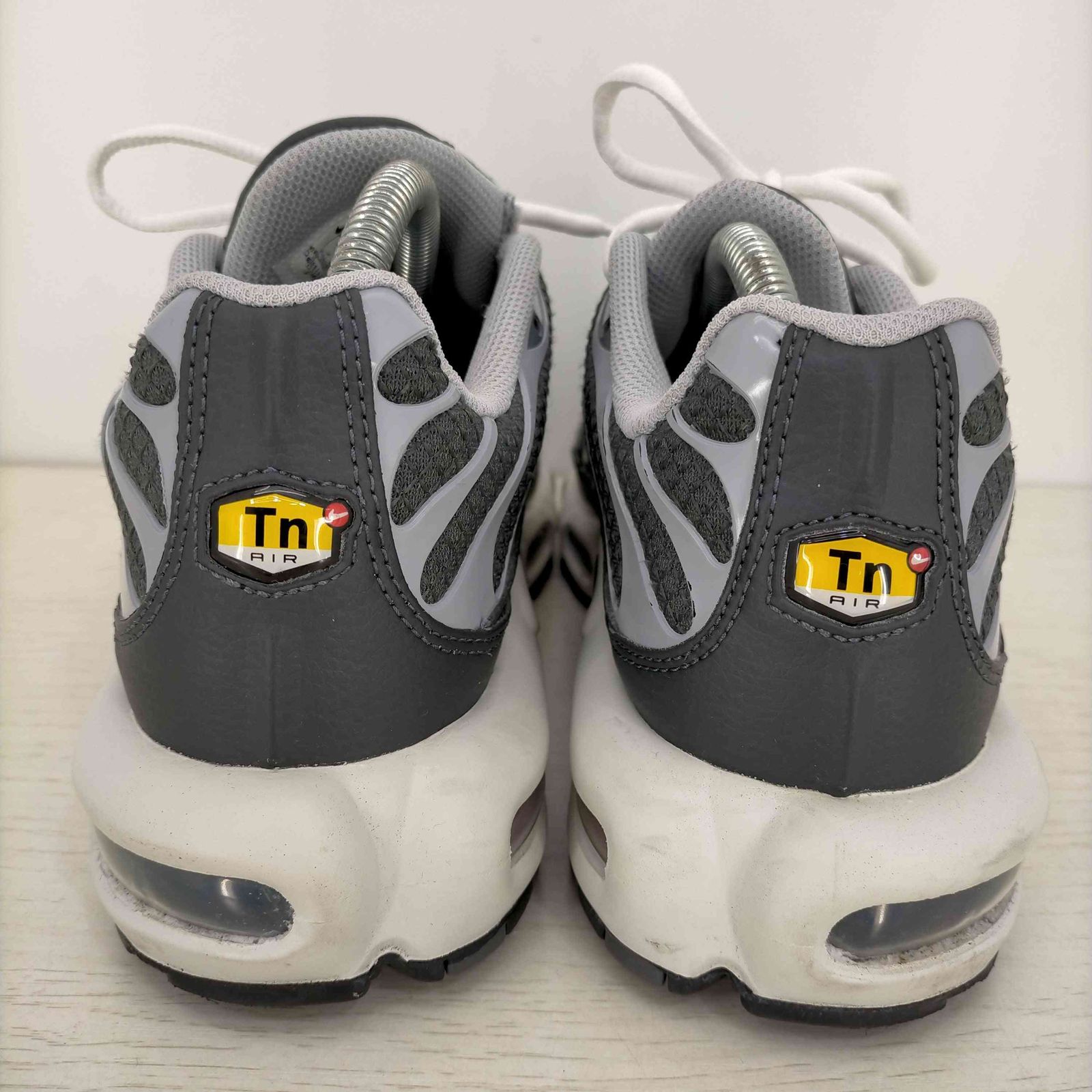 ナイキ NIKE AIR MAX PLUS SE GRAY メンズ JPN:26.5 - メルカリ ナイキ NIKE AIR MAX PLUS SE GRAY メンズ JPN:26.5 - メルカリ