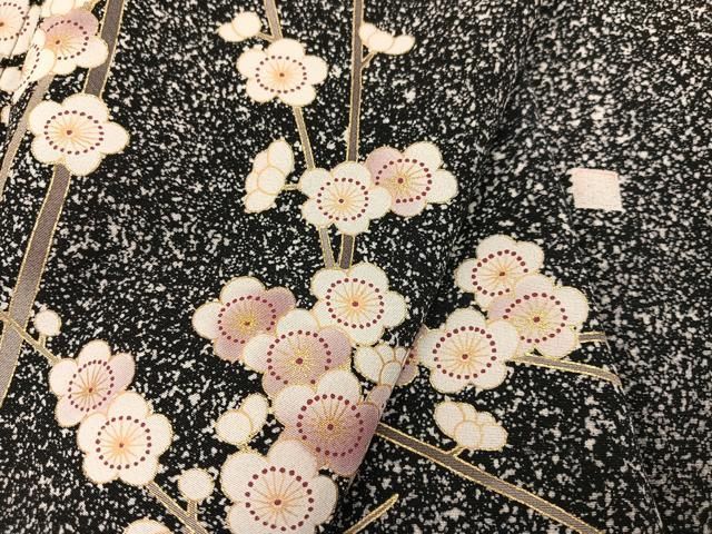 作家物 訪問着 桜花びら 金彩 黒にグレーのぼかし染め 花びらの地紋 落款 袷 作家物 訪問着 桜花びら 金彩 黒にグレーのぼかし染め 花びらの地紋