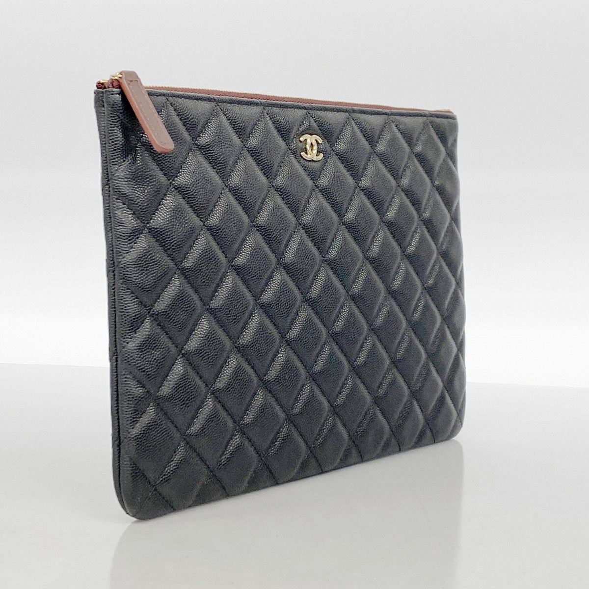 希少★送料込【CHANEL】ベージュ キャビア フラップ クラッチ 2色展開☆24AW◇送料込【CHANEL】チェーン付き クラッチ AS4717