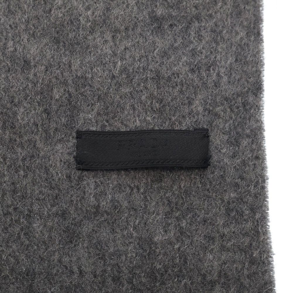 PRADA ロゴ入りマフラー グレー/ブラック PRADA (プラダ) ロゴ刺繍マフラー ストール グレー - メルカリ