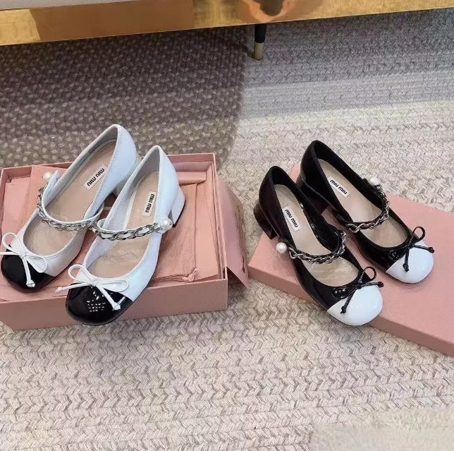 miumiu メアリージェーン パテントレザー ブロックヒール スクエアトゥ パールデコ ジャパンカジュアル レトロ レディース 2025SS