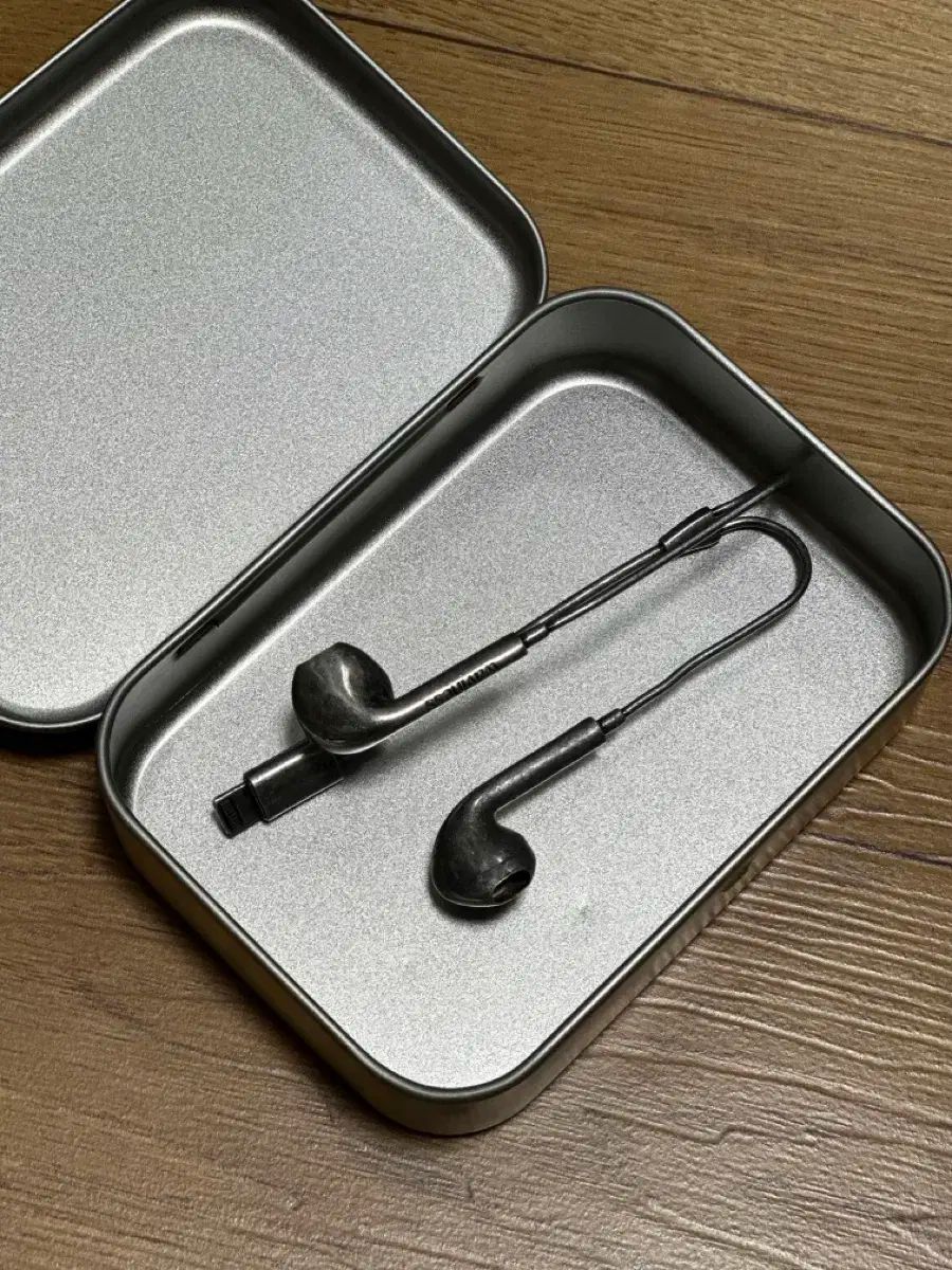 ウェイイビニス 受話口 ケーブル ブローチ