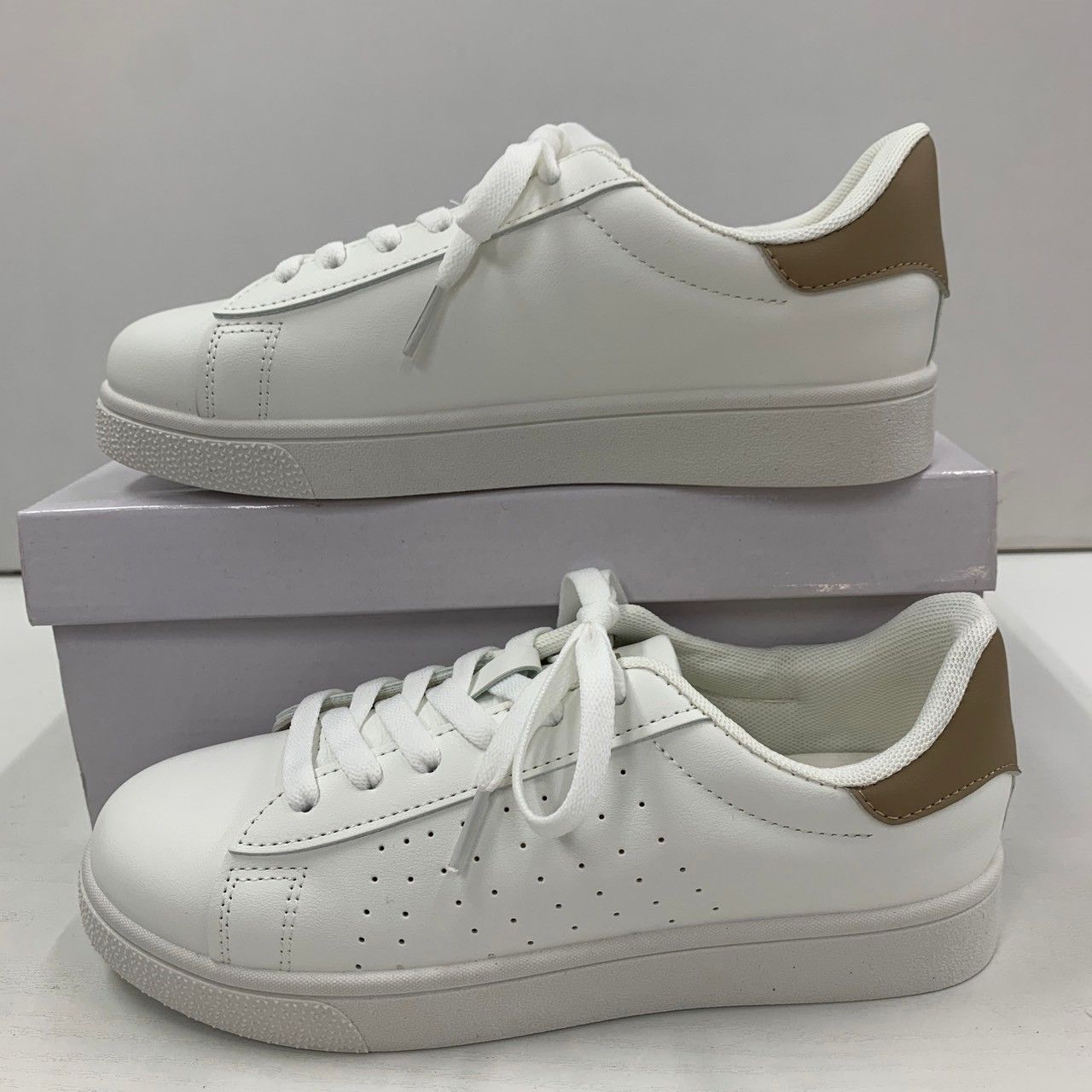 新品☆レディース スニーカー☆【ホワイト/ベージュ】 軽量フェイク