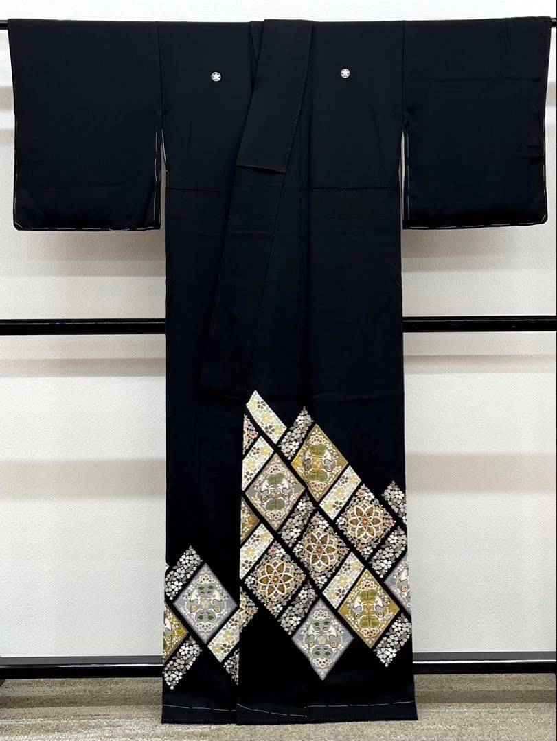 蘇州刺繍 相良刺繍 作家物 落款入 黒留袖 雀 鳥 正絹 躾糸付き X361 蘇州刺繍 相良刺繍 作家物 落款入 黒留袖 雀 鳥 正絹 躾糸付き