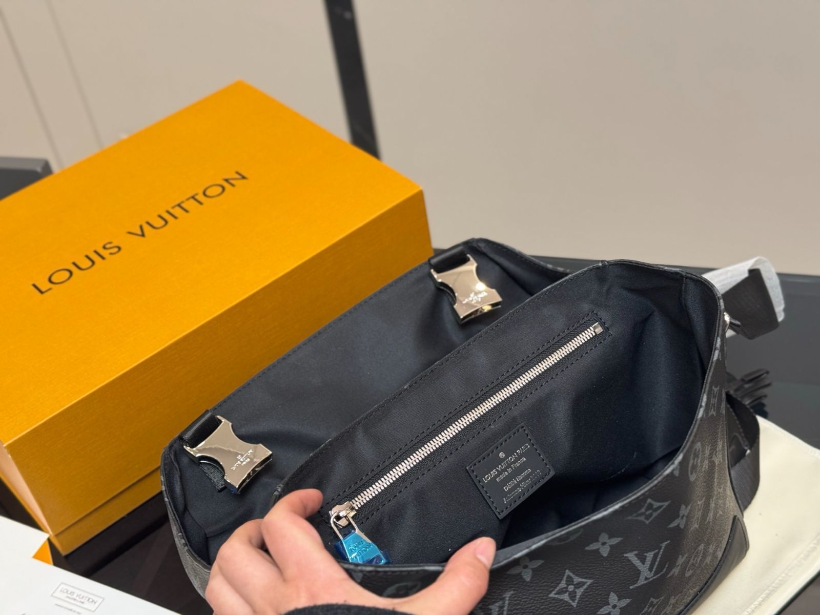 今日特価】Louis Vuitton Men's Voyager Messenger Bag・ルイ