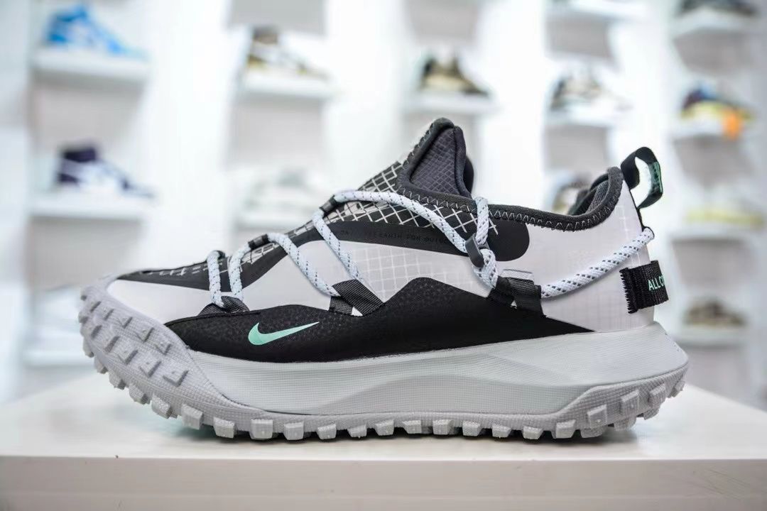 NIKE ACG MOUNTAIN FLY LOW SE  White and Black