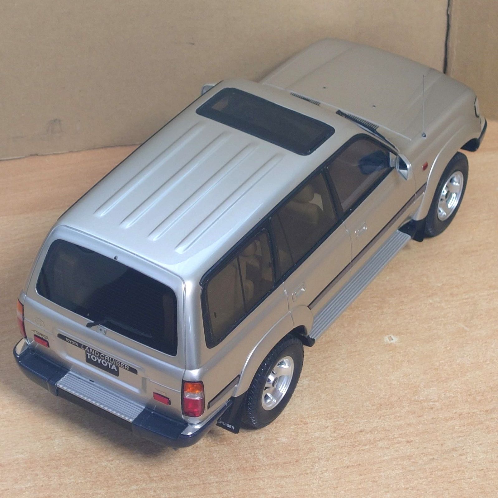 1/18 トヨタ ランドクルーザー HDJ80 1992 (ベージュ) 世界限定