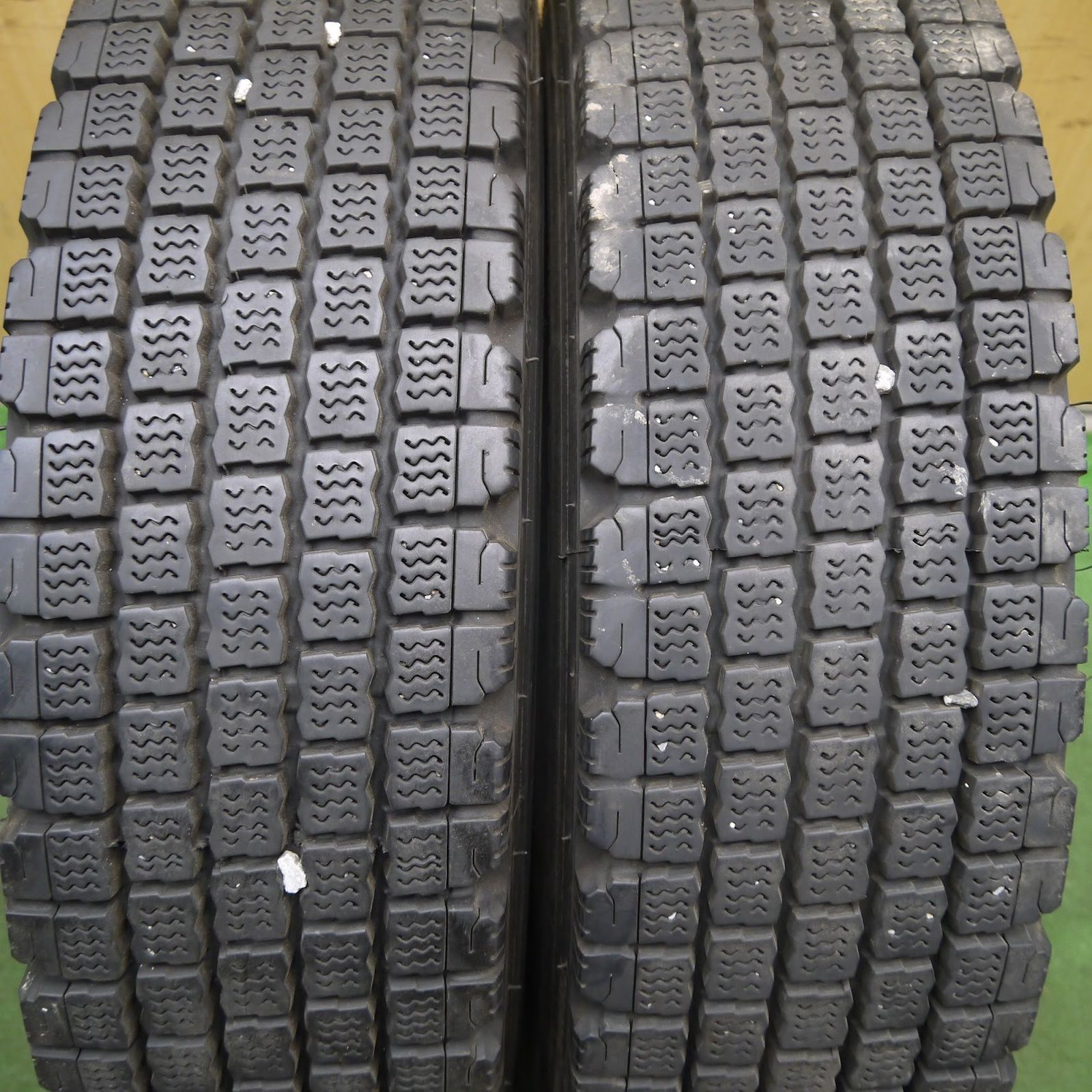 送料無料]2本価格☆トラック 再生 タイヤ 225/80R17.5 123/122L スタッドレス ブリヂストン W910 ベース  17.5インチ☆3040504クスタ - メルカリ