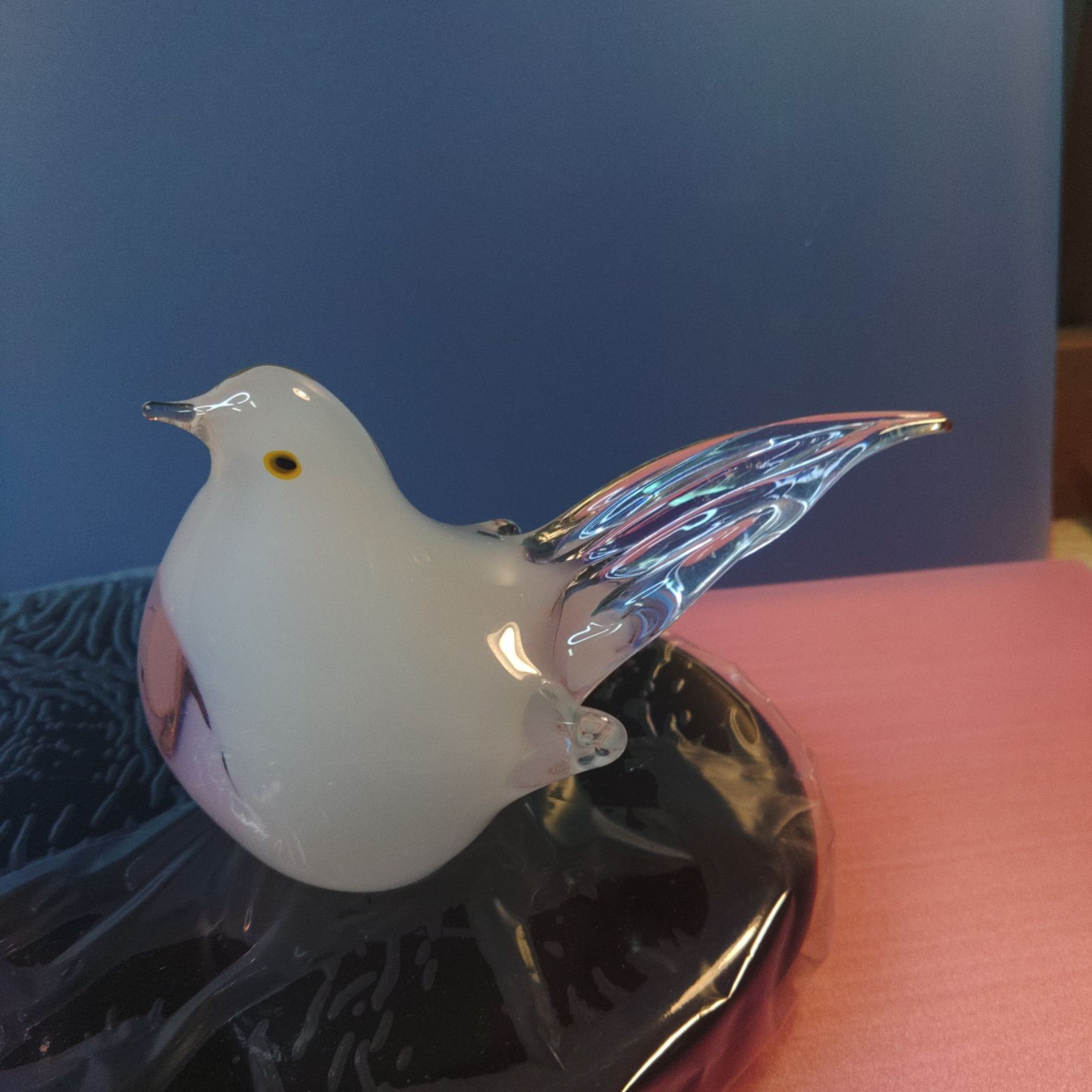伝統工芸品「マルティグラス（福岡積層工芸ガラス）」の鳥の置物