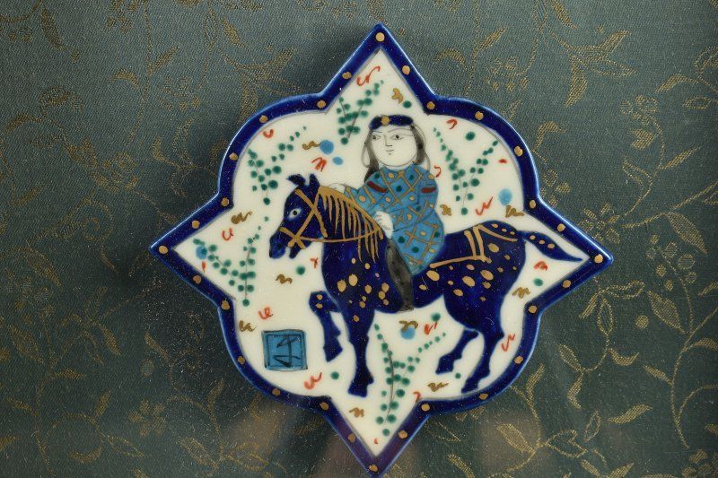 蔵A5505k 幸兵衛窯 ペルシャ色絵騎馬人物文 陶板額装 加藤卓男