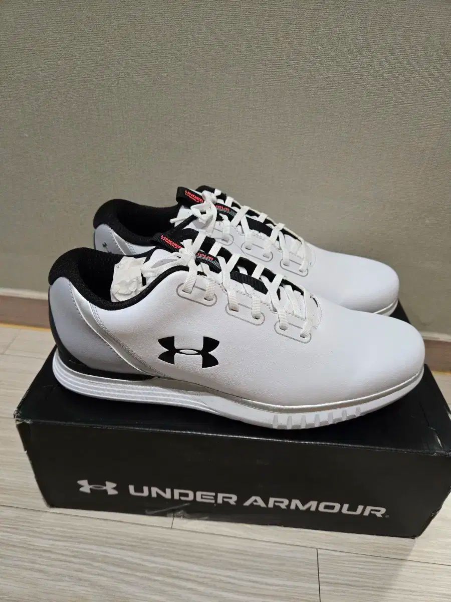 国内未発売） スポーツ Under armour ゴルフスニーカー27.5白 (国内未