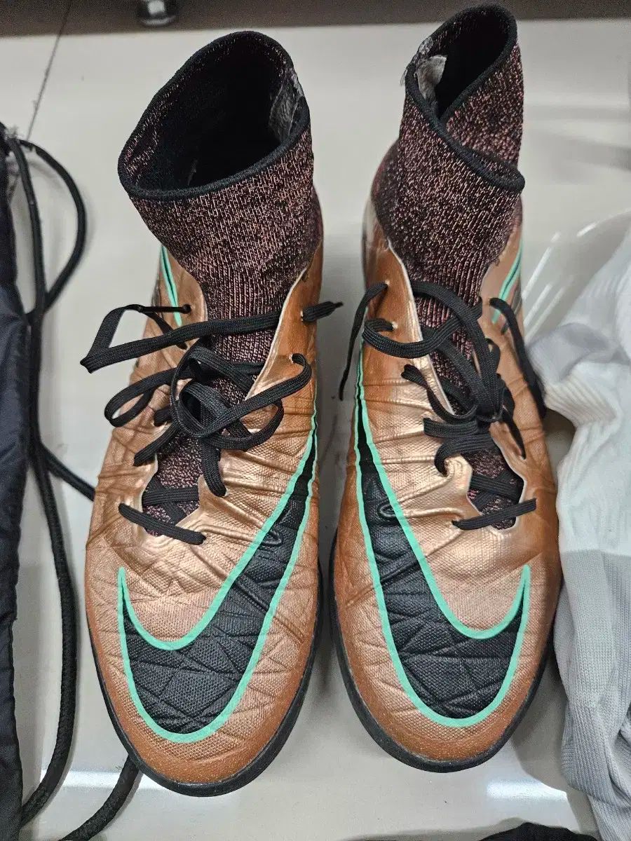 ハイパーヴェノム ナイキ NIKE ファントム サッカー サッカースパイク HG DF AG-PRO NIKE(ナイキ)の「ナイキ 激レア II スパイク 0 ファタル SG-PRO