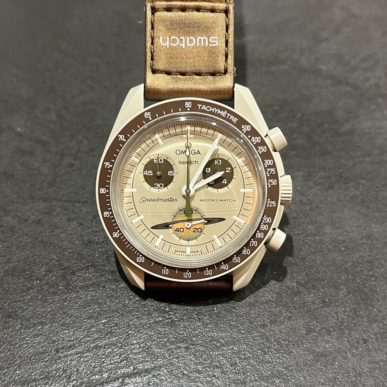 OMEGA Swatch MISSION TO SATURN コラボ ミッショントゥサターン 腕時計スウォッチ オメガ SO33T100 ベージュ  80134A2 - メルカリ