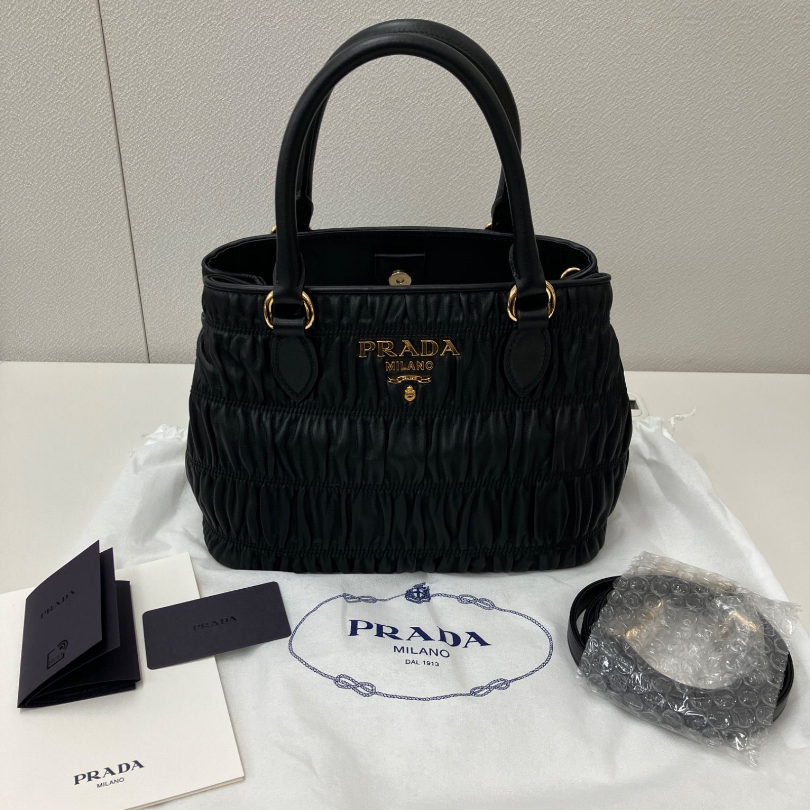 美品✨プラダ　2wayバッグ　レザー プラダ レザー 2way ショルダーバッグ ストラップ2本 未使用