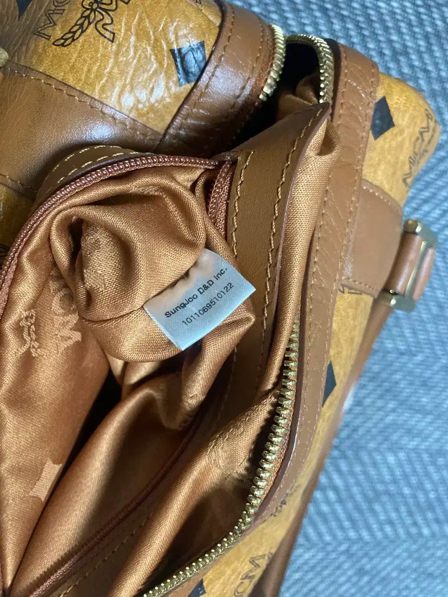 【最終値下げ】MCM バックパック　チャーム付き MCM バッグ トートバッグ (チャーム付き) - メルカリ