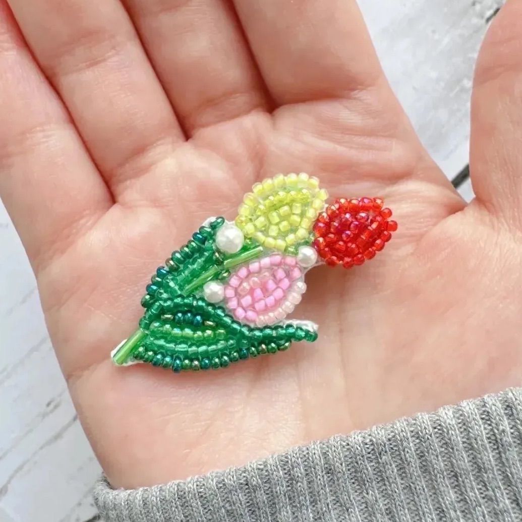 チューリップ（桃太郎）の刺繍ブローチmini 立体刺繍 ハンドメイド