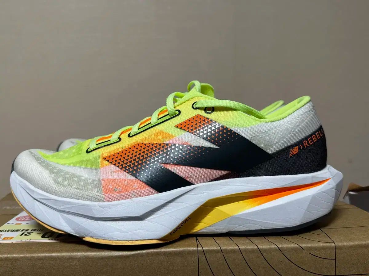 275 New Balance(ニューバランス) レベル V4 2E 軽量 ランニングシューズ