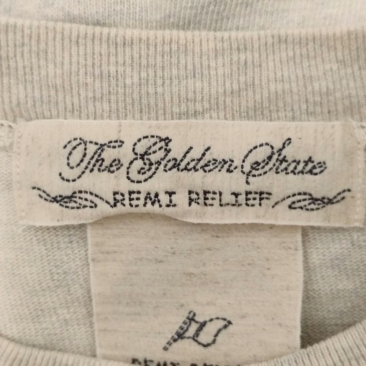 ベージュ×ダークグレー