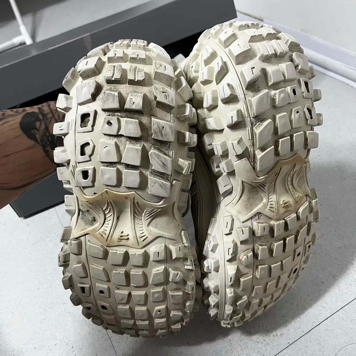 BALENCIAGA(バレンシアガ) ディフェンダー 42 エッグシェル