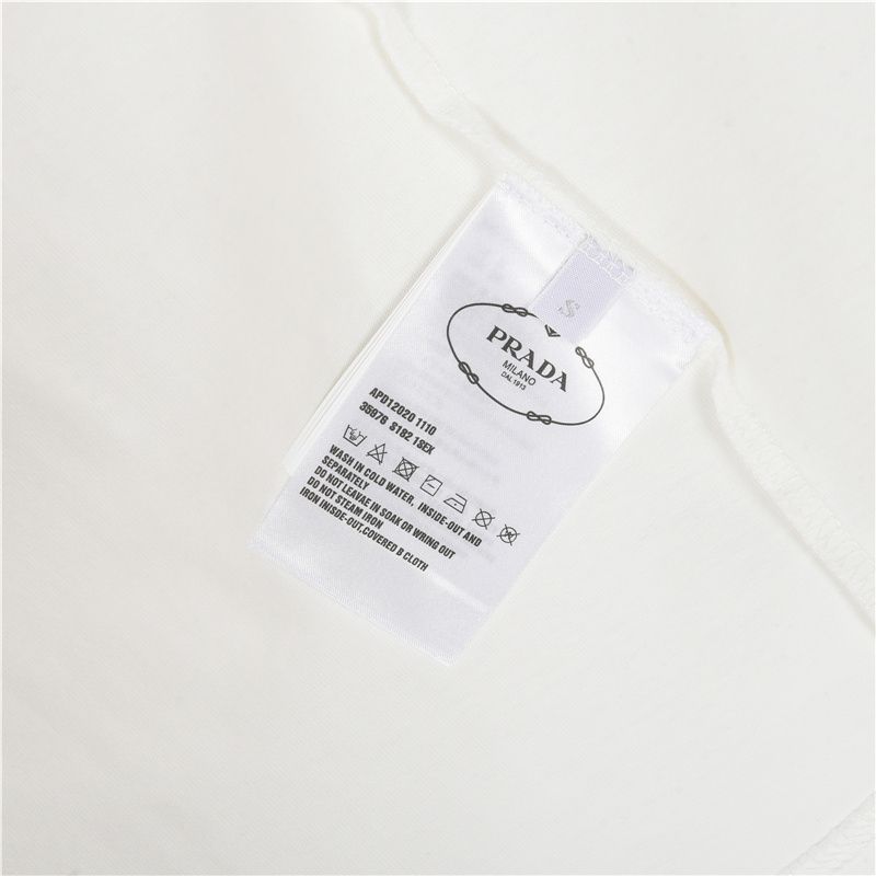 K【新品未使用】また値下げ!PRADA⭐︎ 今日特価】Prada / プラダ 25ss 胸元アルファベットロゴ T