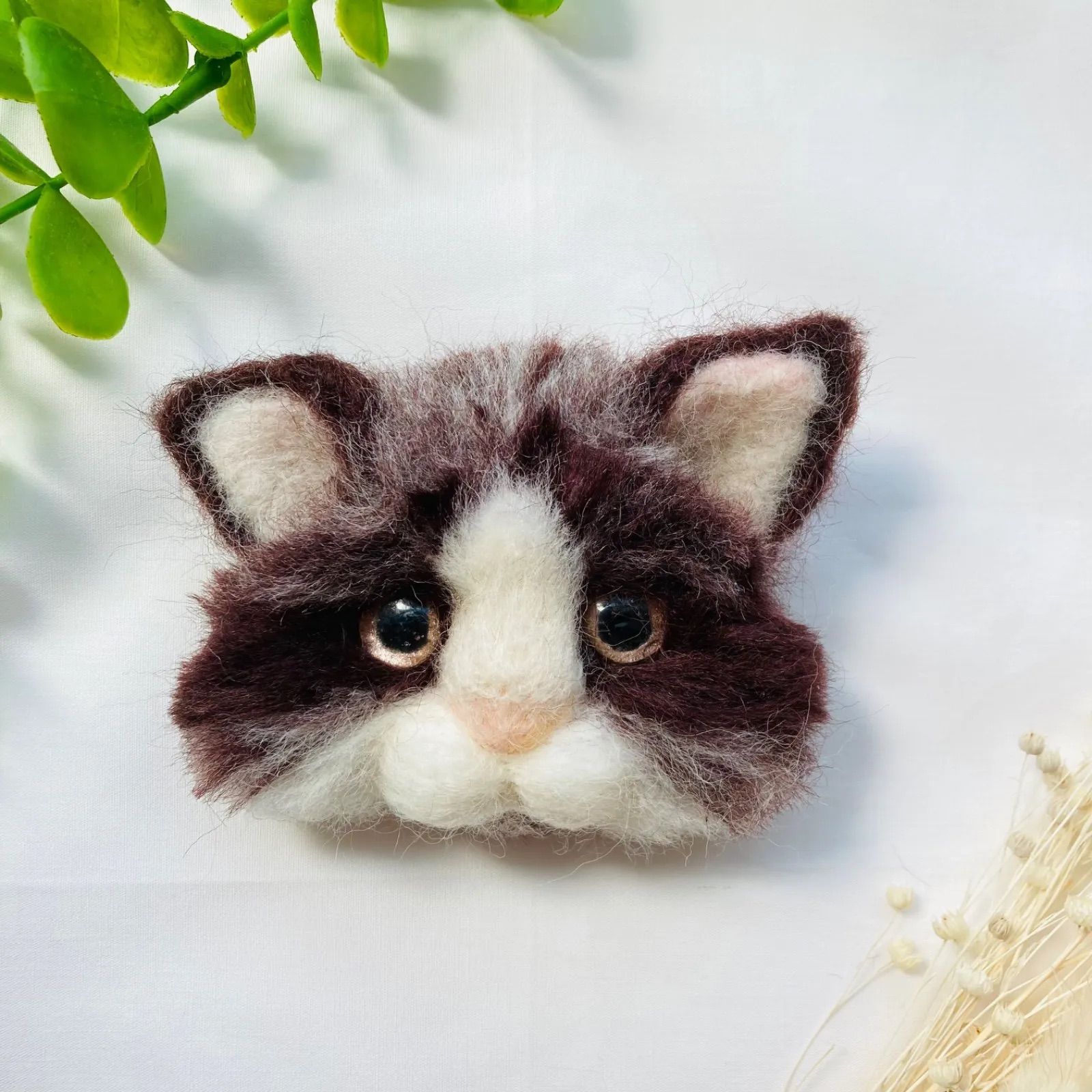 羊毛フェルト 猫 ブローチ 茶×白 ハンドメイド - メルカリ