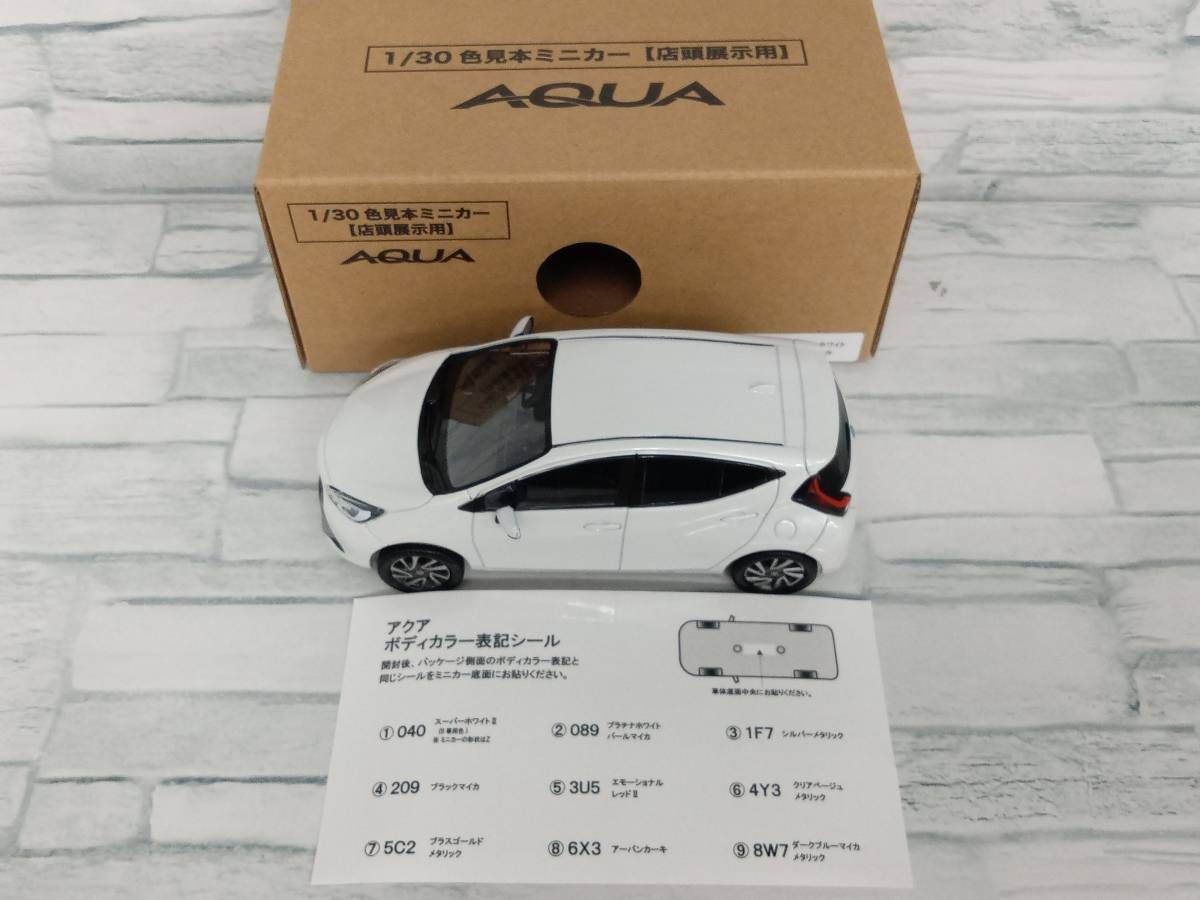 カラーサンプルミニカー 1/30 トヨタ AQUA プラチナホワイト