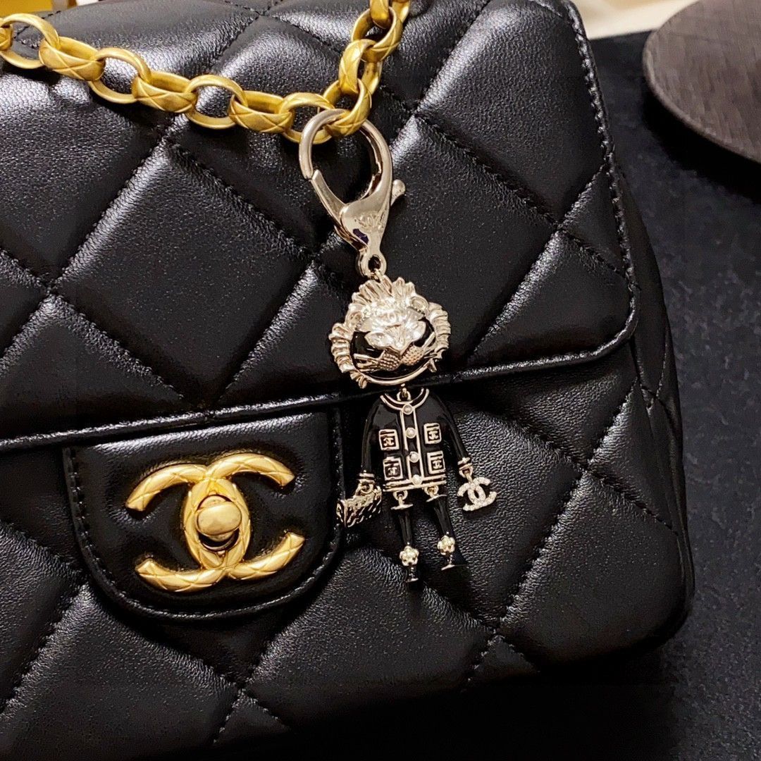 今日特価】CHANEL 水鑽ライオン カラフルバッグアクセサリー