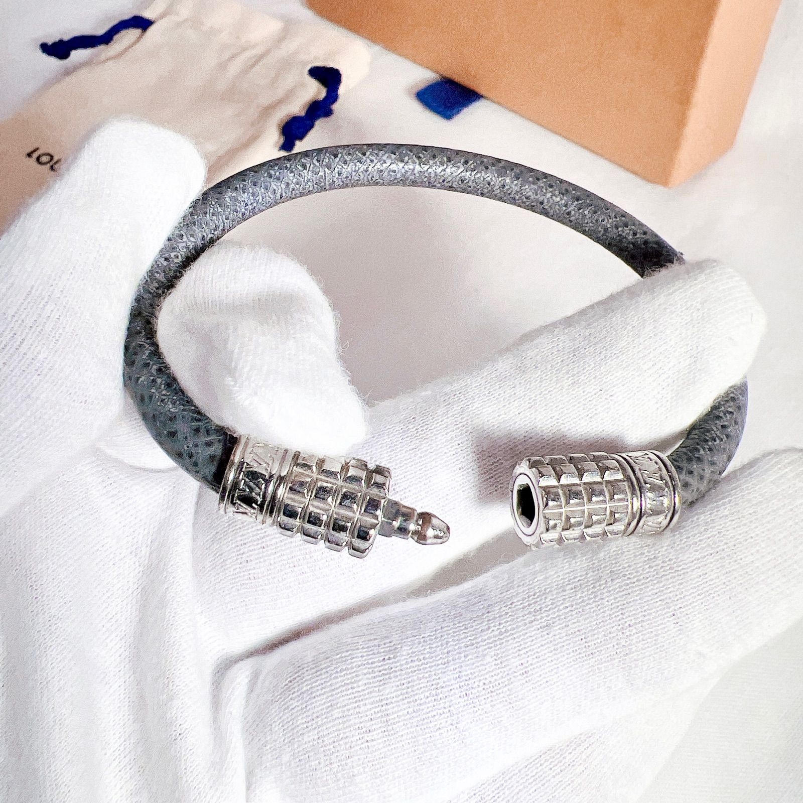 ルイ・ヴィトン(Louis Vuitton) タイガ ブラスレ・ディジット M6629E