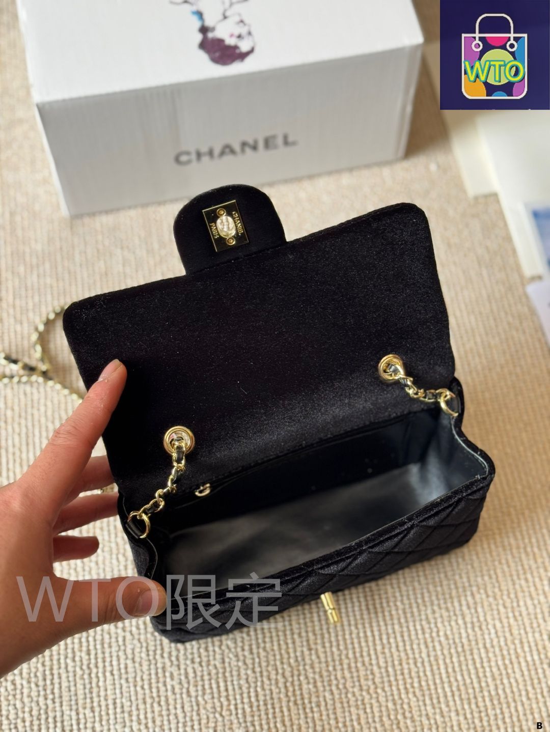 CHANEL 黒ベルベットパーティーバッグ Lot - Chanel Quilted Black Patent Leather Flap Bag