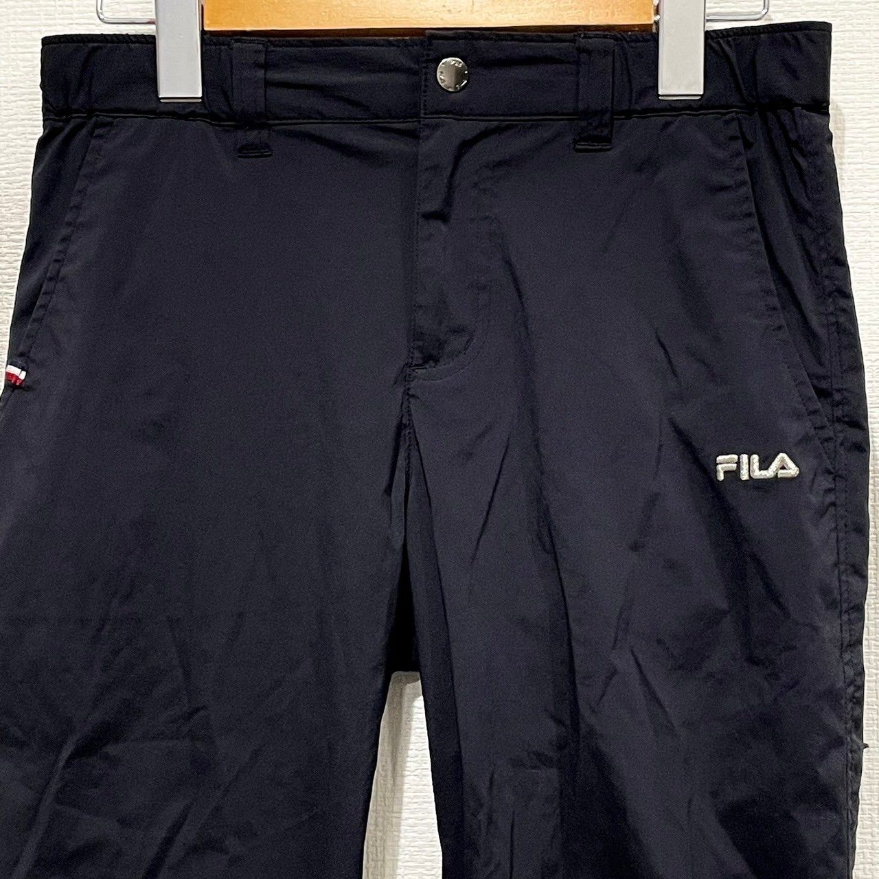 美品◎ゴルフにも◎【FILA】フィラ クロップドパンツ ブラック 黒 ロゴ 刺しゅう ナイロン ポケット ウエストゴム シャーリング スポーツ スリム シンプル 無地 レディース サイズS/M9920AS