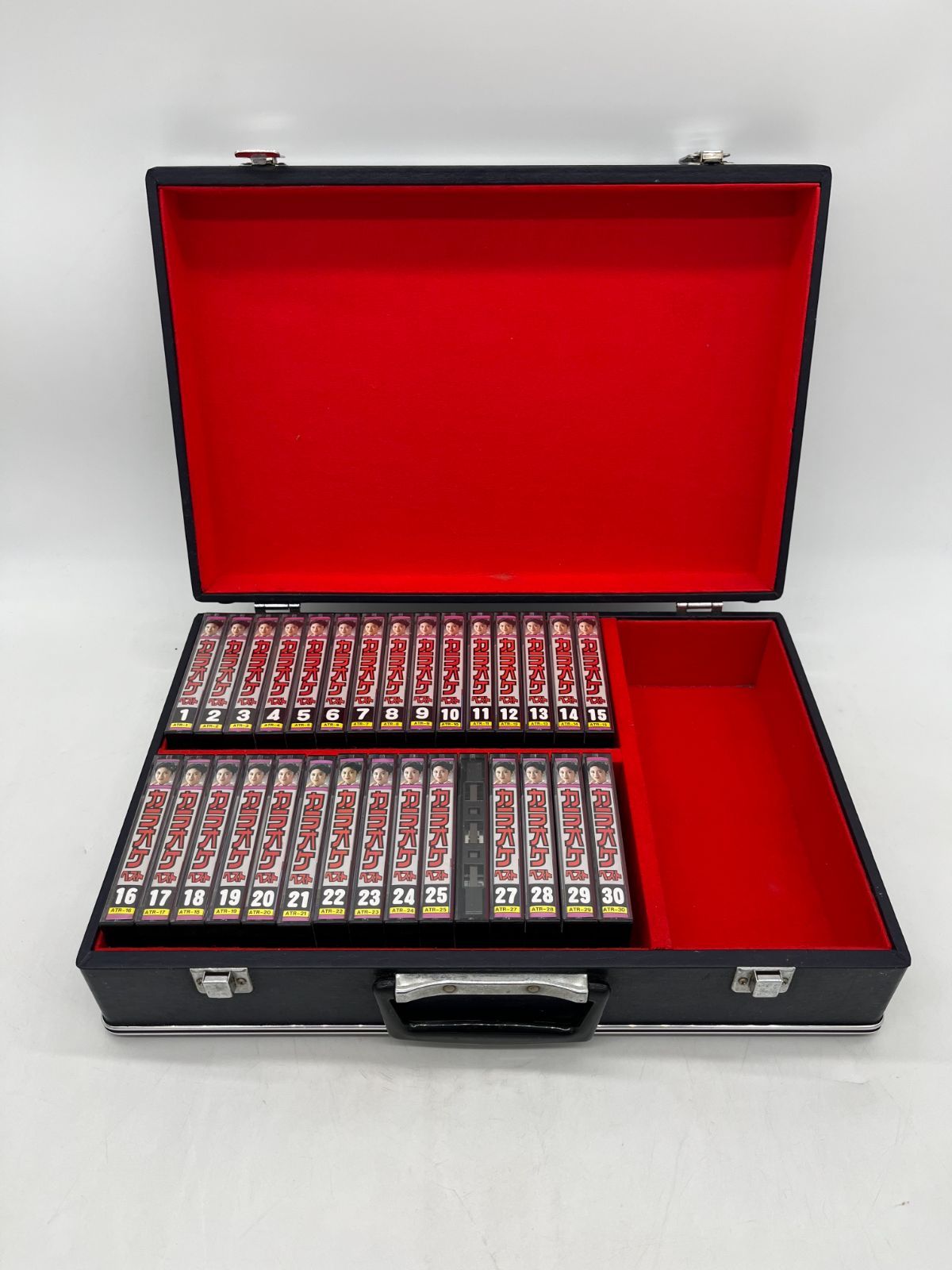 昭和レトロカラオケテープ48巻（192曲）セット 内30巻は専用ケース付 昭和レトロカラオケテープ48巻（192曲）セット 内30巻は専用ケース付