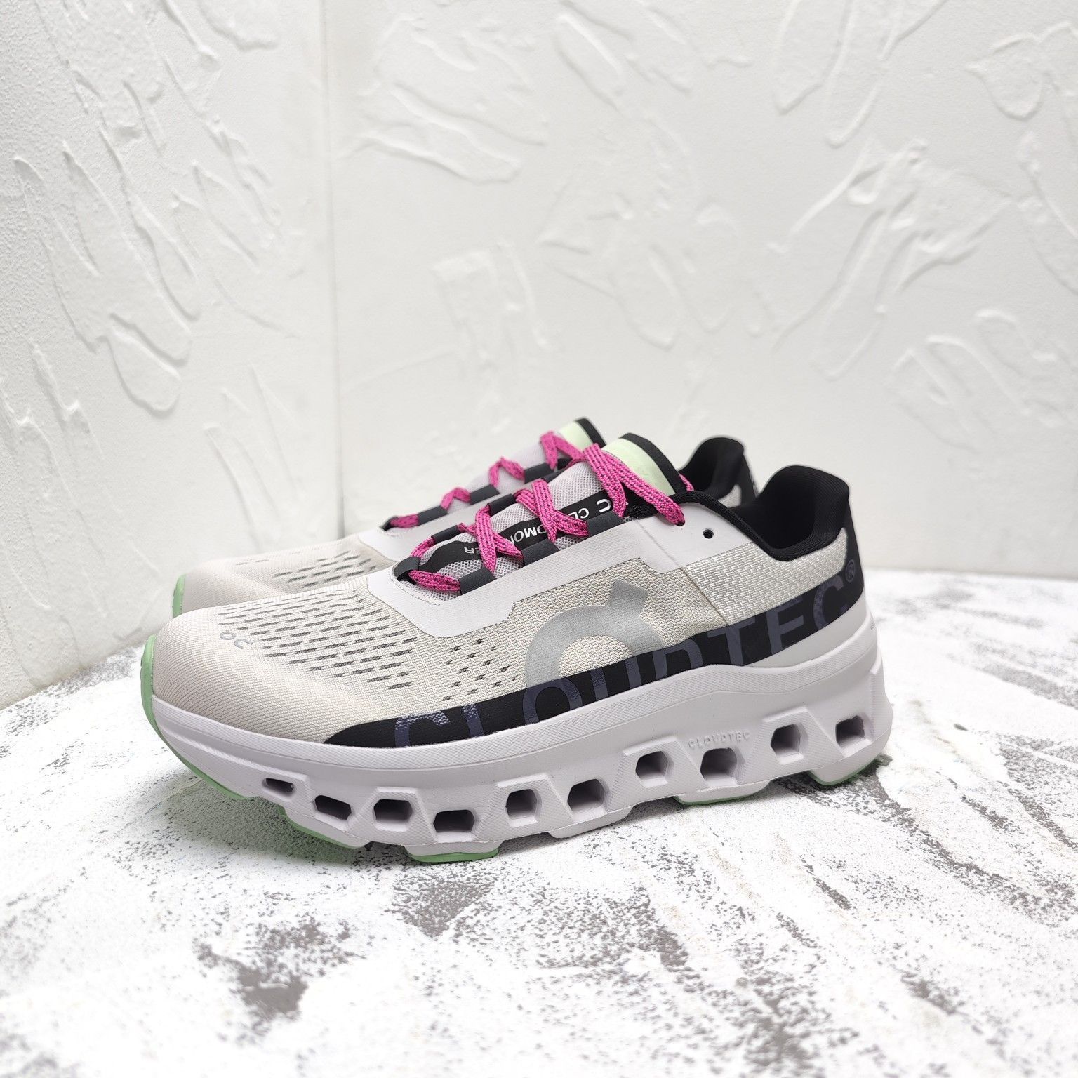 On Cloudmonsterスニーカー ホワイト/ピンク On Cloudmonster ジョギング スポーツ トレーニング ランニング